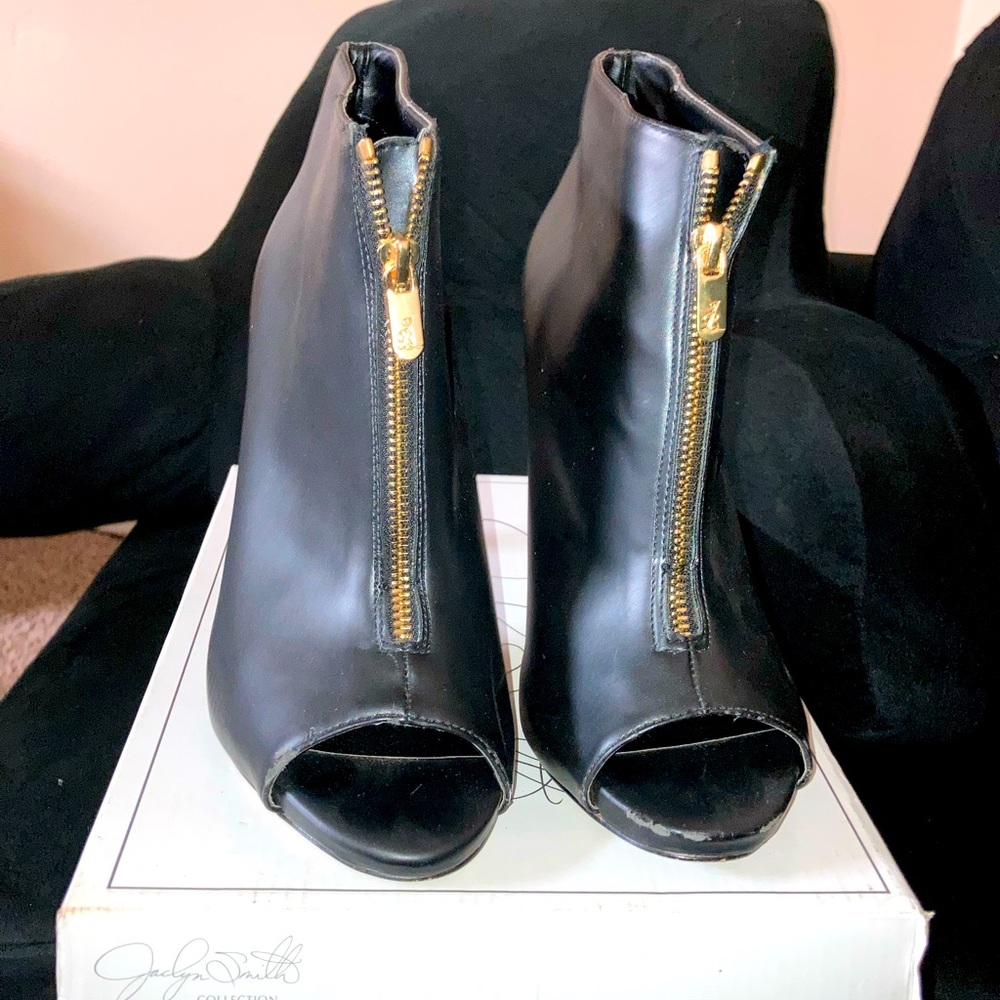 Jaclyn Smith Collection Dwyer Zip Up Booties